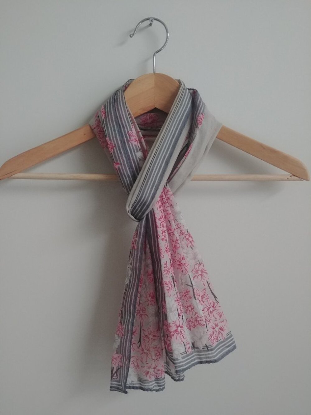 Vintage pink and grey lightweight rectangle scarf accordion pleat flowers